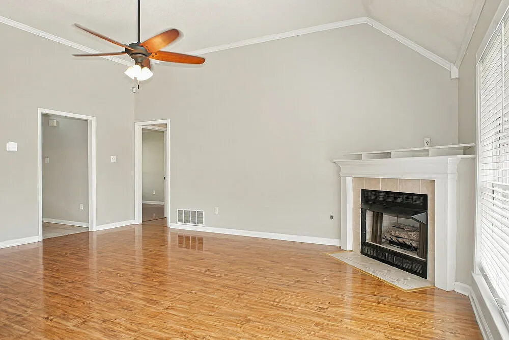 3 bed, 2.0 bath, 1900 sqft, $1,945 — Photo 4