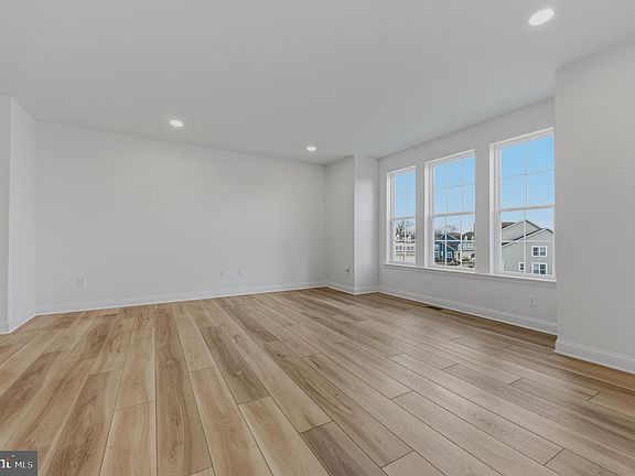 3rd image of 257 Grove View Dr