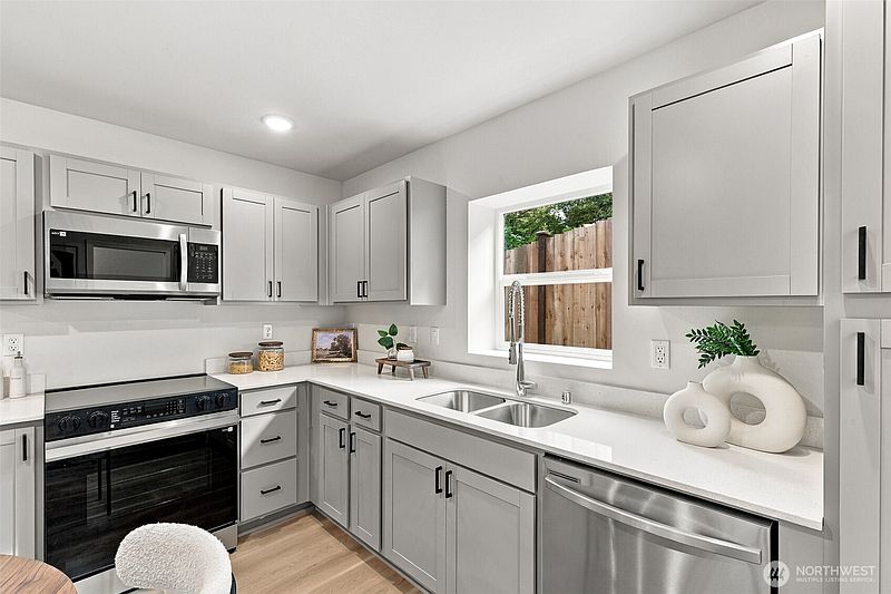 5th image of 10514 Ninth Avenue NE