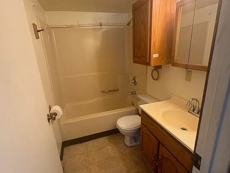4629 S Selby St — Photo 8