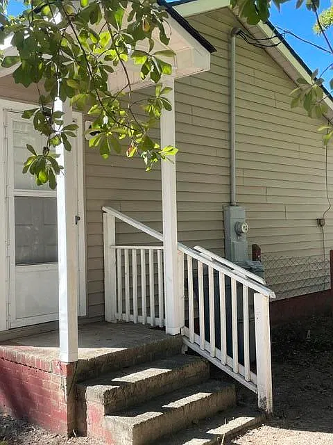 3 bed, 1.0 bath, 912 sqft, $1,035 — Photo 2