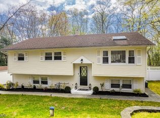 33 Mountain Rd, Ledgewood, NJ 07852