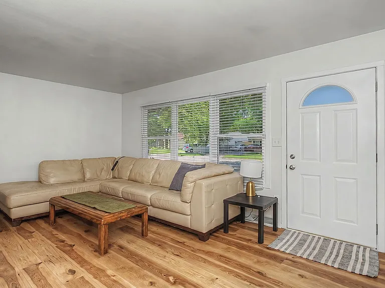 2116 Ferndale Ave — Photo 6