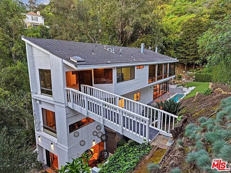 2350 Benedict Canyon Dr — Photo 60