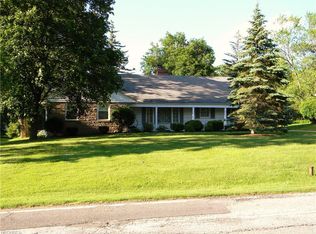 225 E Pioneer Trl, Aurora, OH 44202