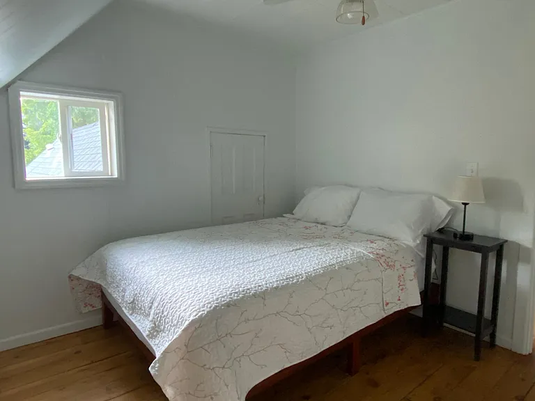 Upstairs bedroom with Queen Bed