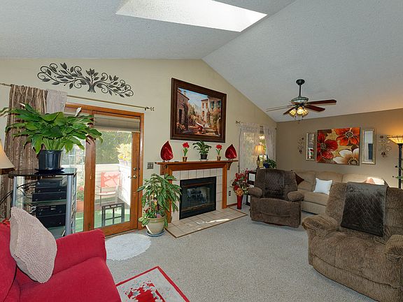 4th image of 214 Grenadier Ct