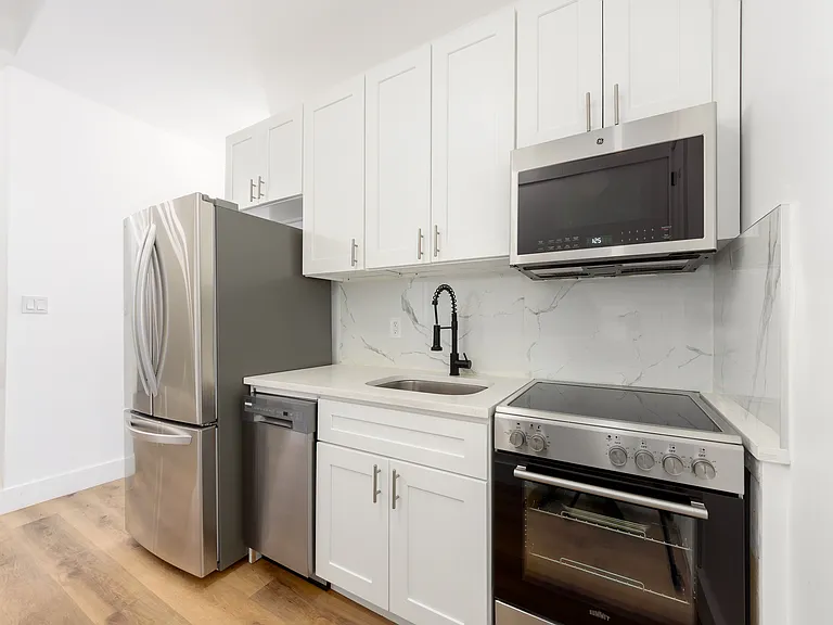 161 W 54th St #301B — Photo 6