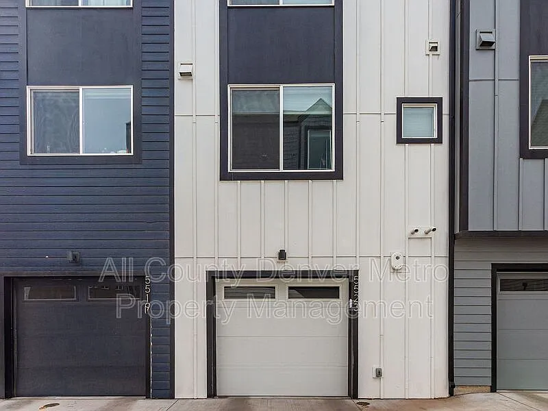 3 bed, 3.0 bath, 1282 sqft, $2,545 — Photo 2