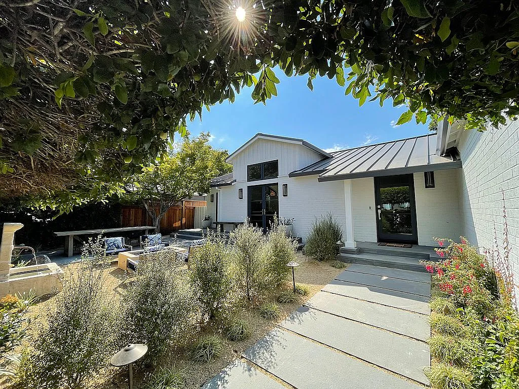 1895 Mulberry St photo 1