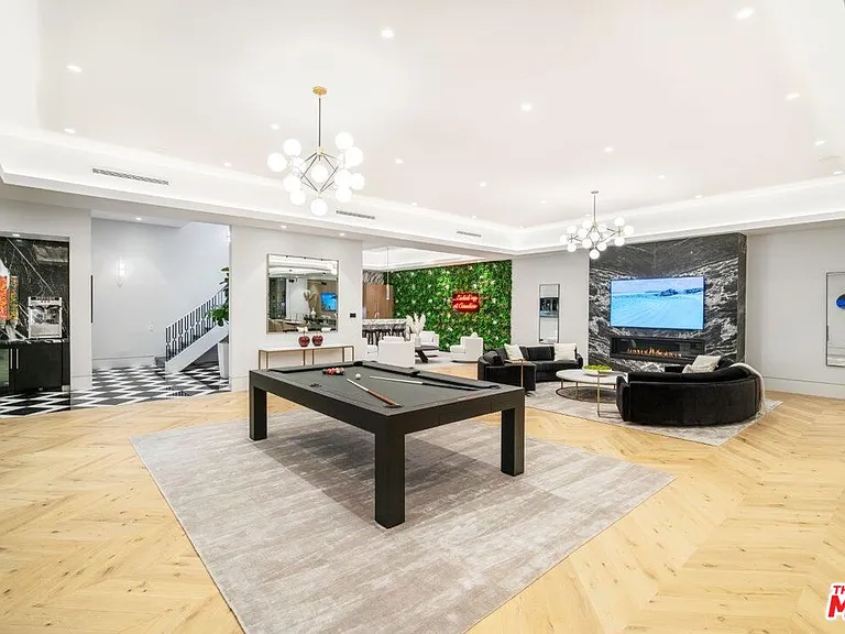 525 N Camden Dr — Photo 13