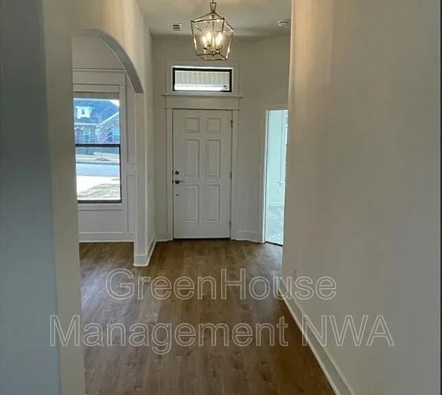1574 Pershing St — Photo 2