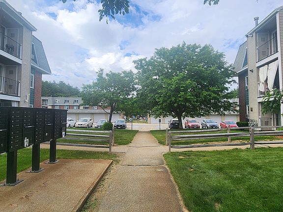2nd image of 4 New Haven Dr APT 104