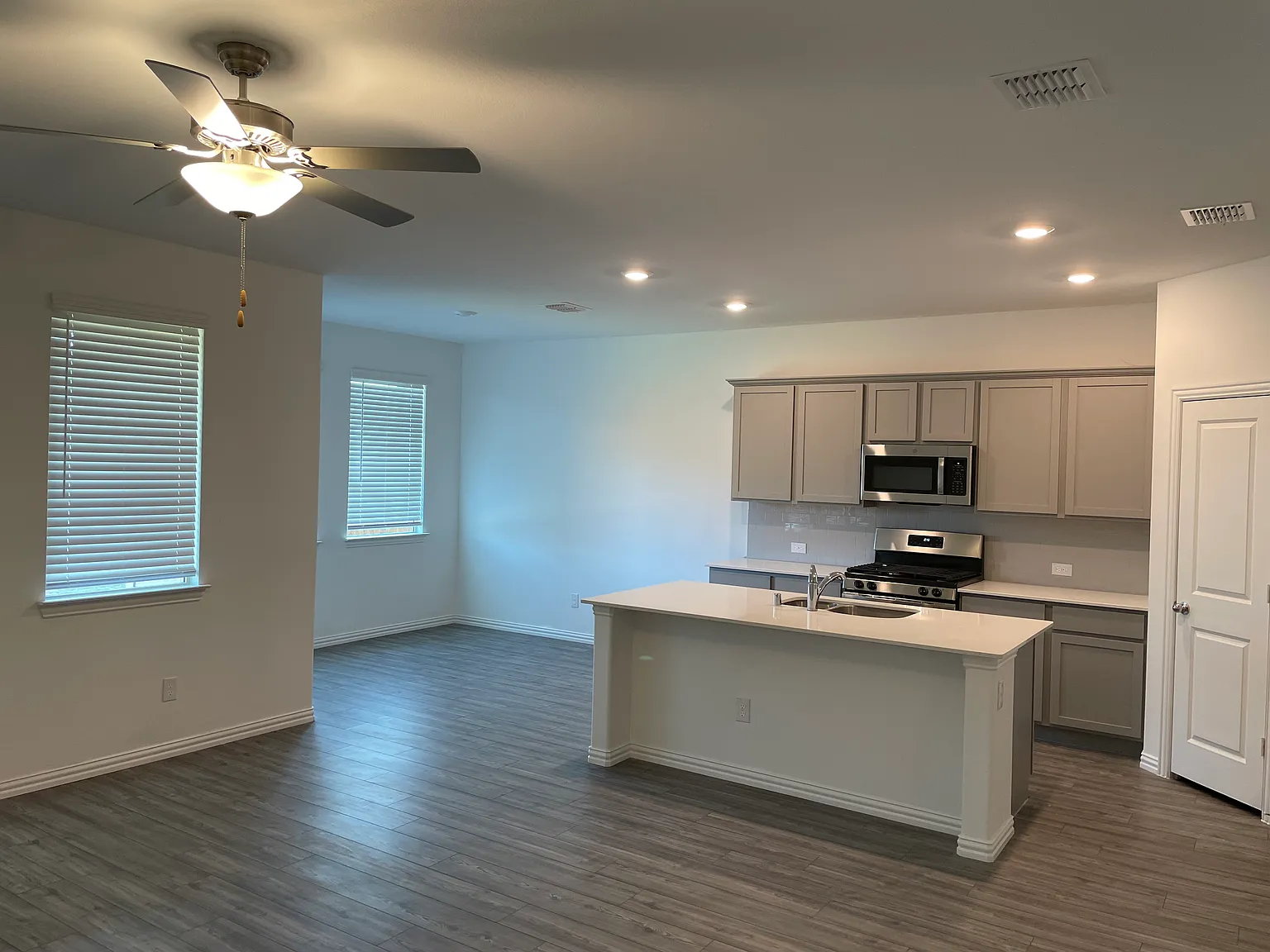 4 bed, 1940 sqft, $2,300 — Photo 2