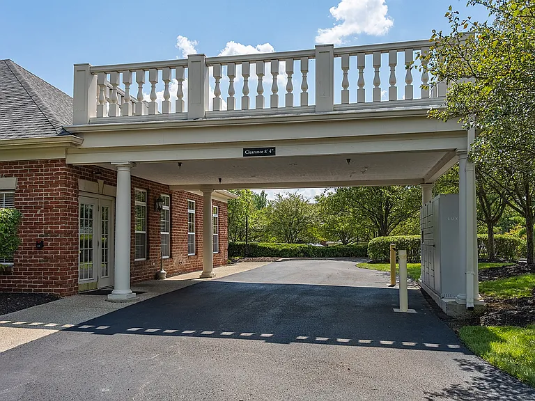 Bishops Gate at Somerset — Photo 30