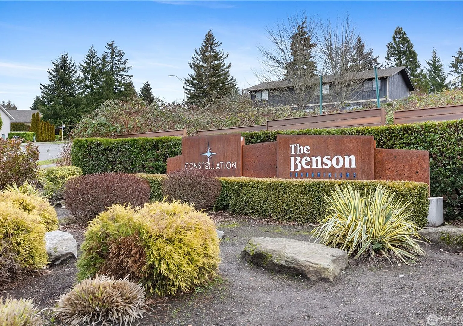Top-Floor Corner Unit with Stunning Views in Renton A Commuter's Dream! — Photo 2