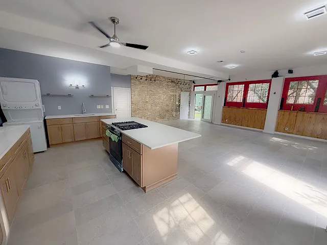 Studio, 900 sqft, $2,100 — Photo 2