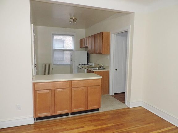 3rd image of 739 Hinman Ave APT 3E