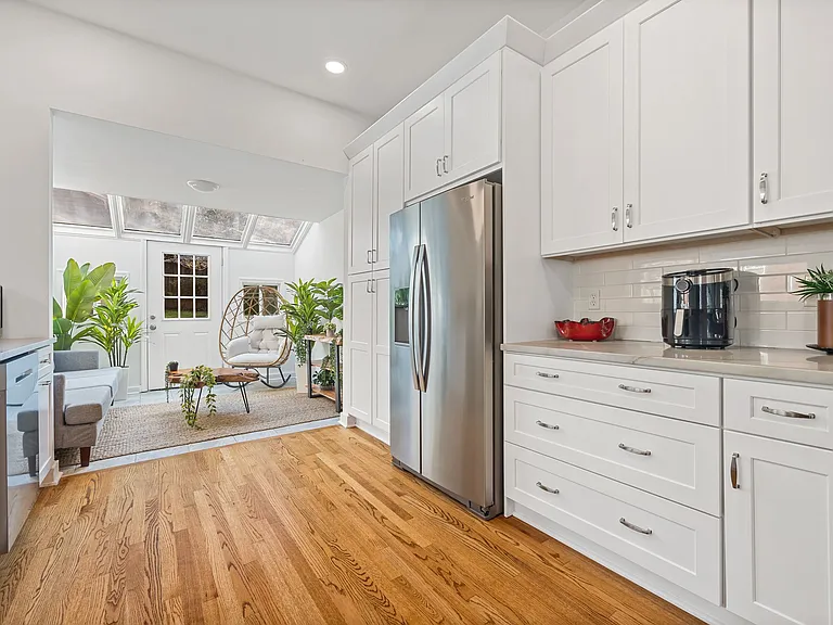 1021 North Ave NE — Photo 3