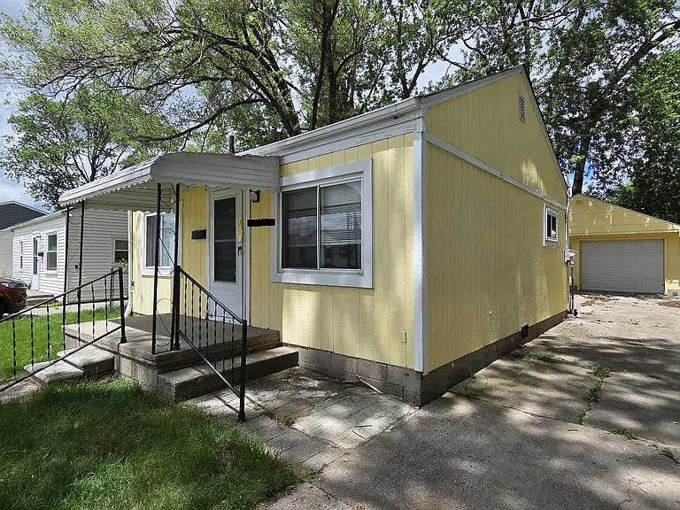 11289 Chalmers Ave — Photo 2