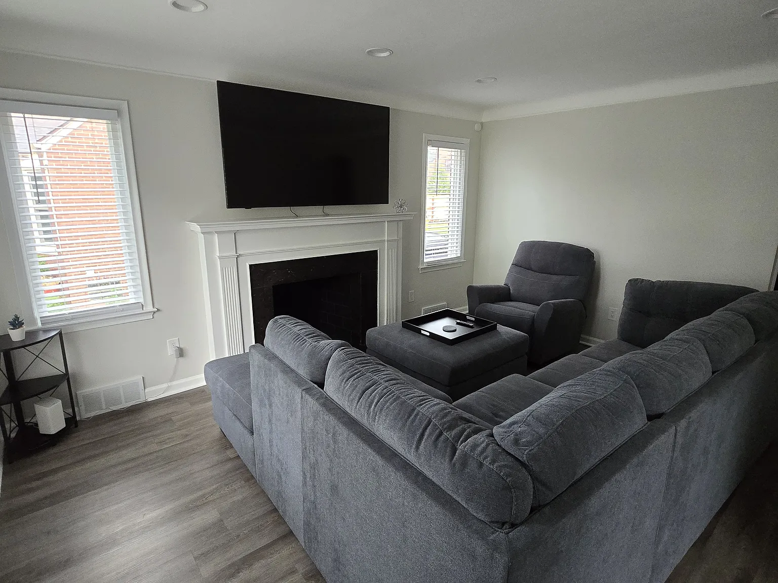 3 bed, 1103 sqft, $6,500 — Photo 1