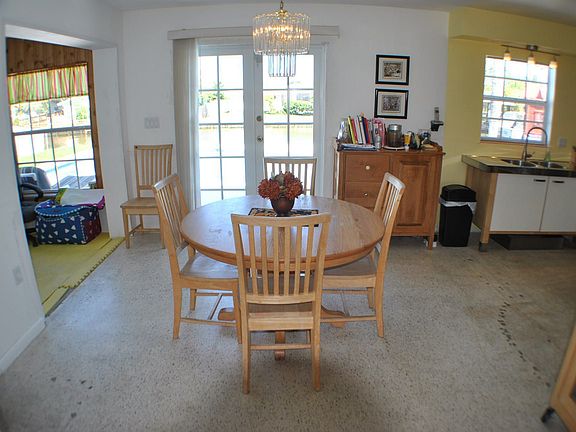 5th image of 360 Carmine Dr