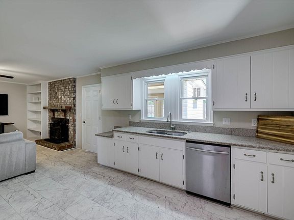 3rd image of 913 Dunbarton Dr