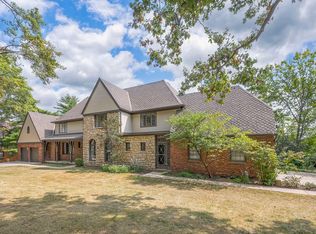8451 Somerset Dr, Prairie Village, KS 66207