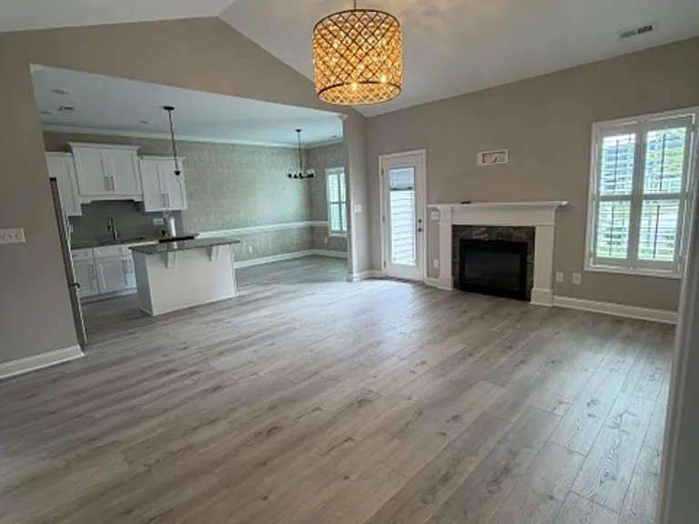 311 Oak Pointe Cir E — Photo 4