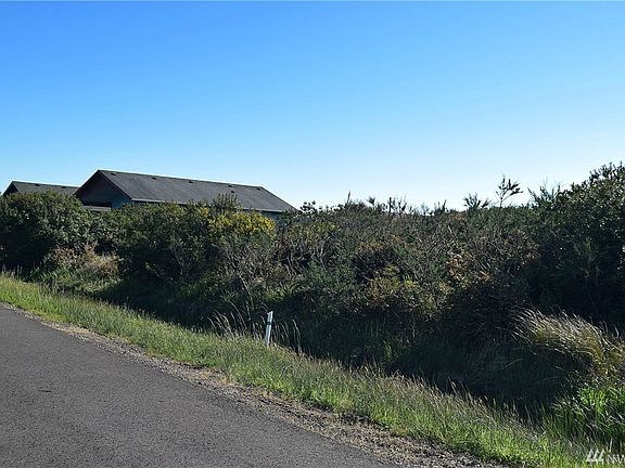 4th image of 1087 Greenview Way