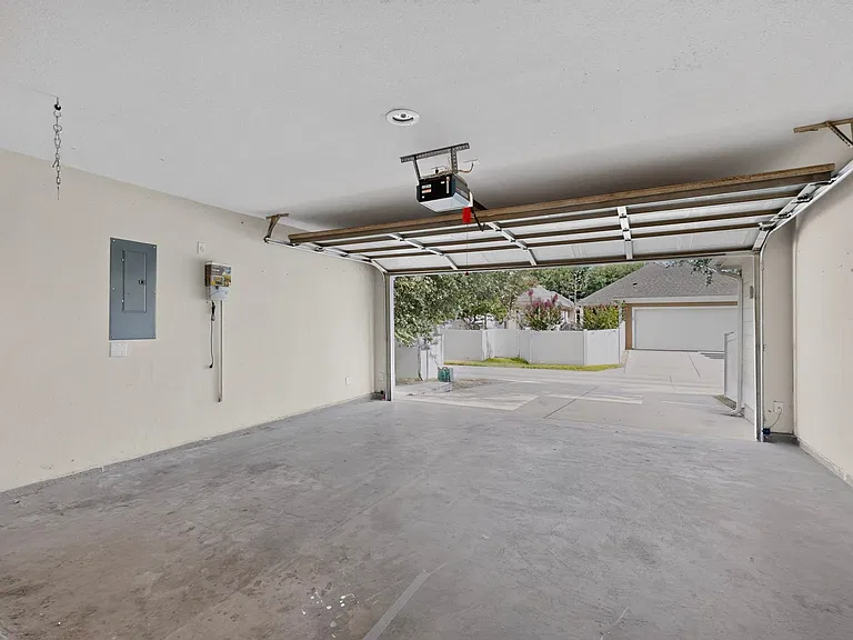 1024 Charleston Ln — Photo 26
