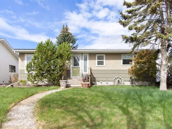 1622 E Strathcona St, Crossfield, AB T0M 0S0
