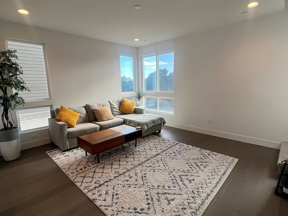 1st image of 814 Marina Way S