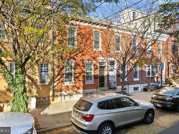 2nd image of 2239 Carpenter St