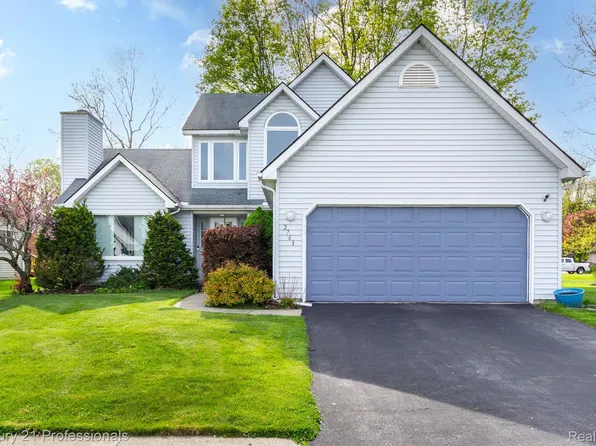 2761 Tomahawk Dr, Waterford, MI 48328
