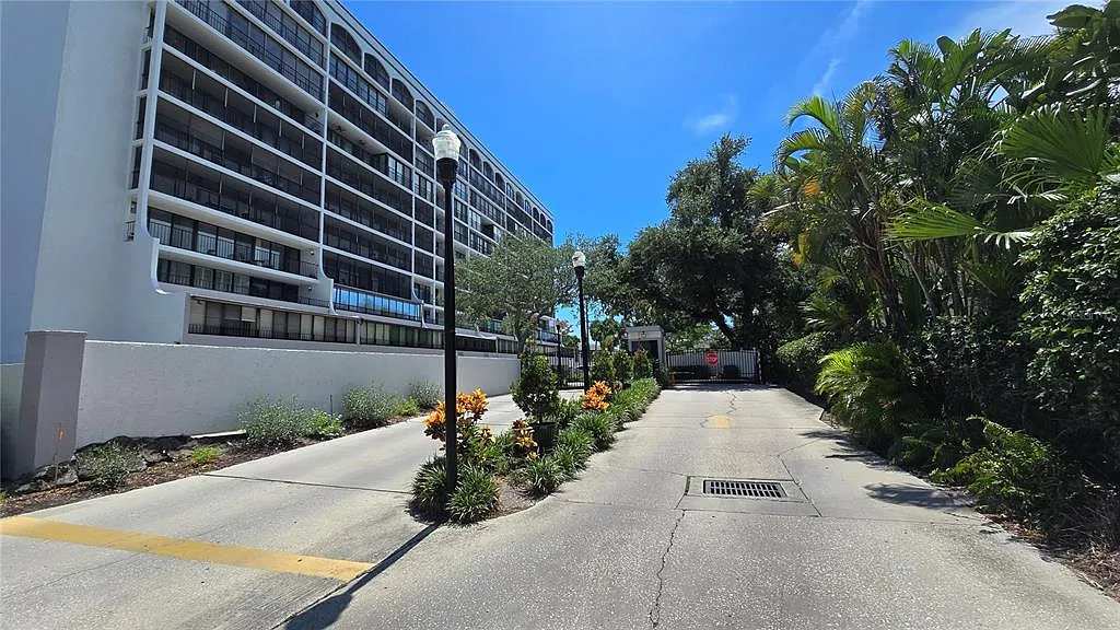 2 bed, 2.0 bath, 1176 sqft, $3,800 — Photo 2