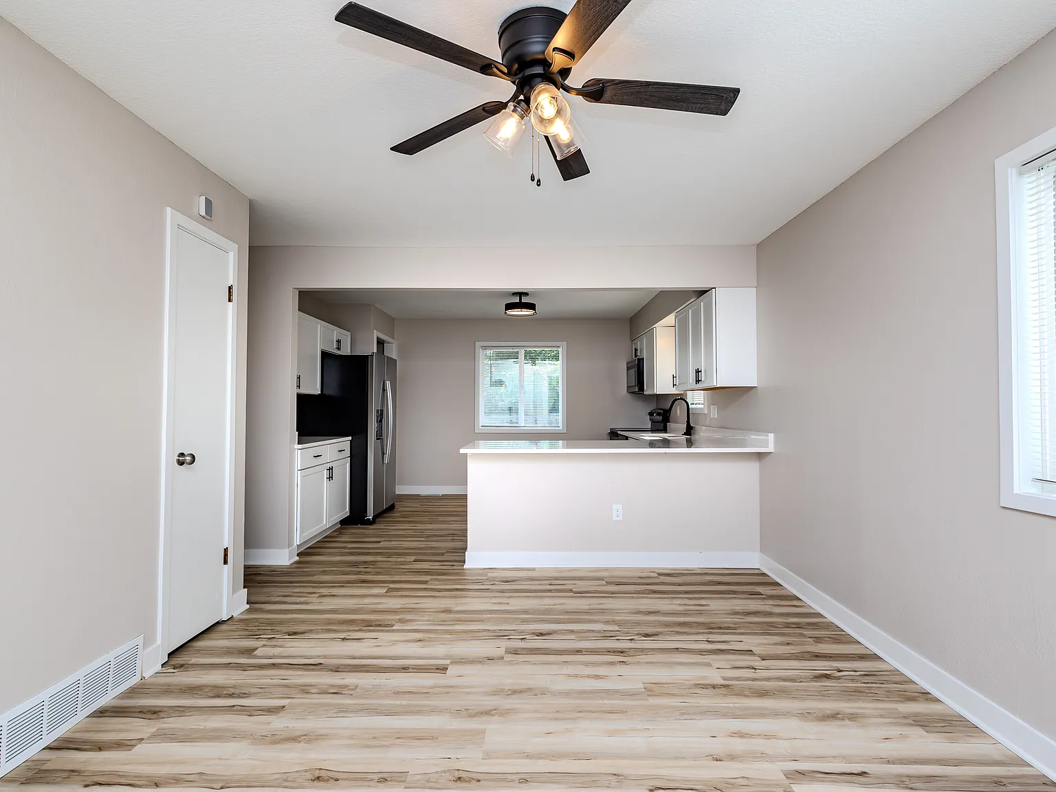 3 bed, 1382 sqft, $1,945 — Photo 4