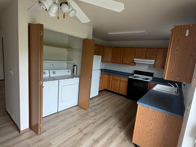 380-382 NW Parr Dr — Photo 3