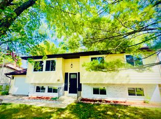 527 Northgate Rd, Lindenhurst, IL 60046