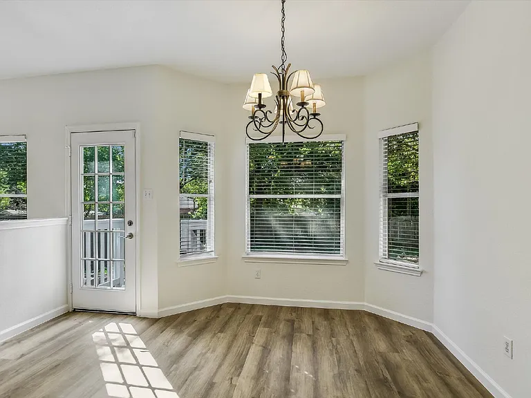 1102 Brashear Ln — Photo 10