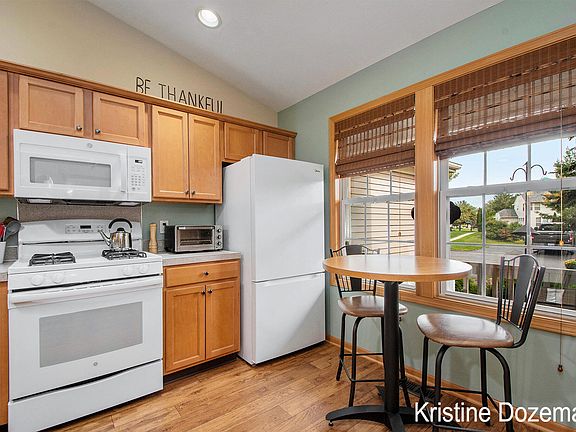 5th image of 385 Abbey Mill Dr SE