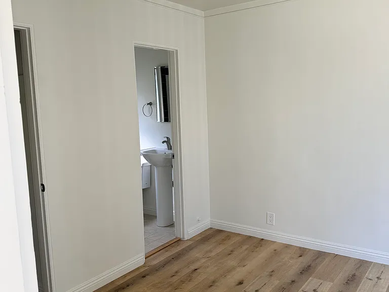 Sunset Park Apartments — Photo 19