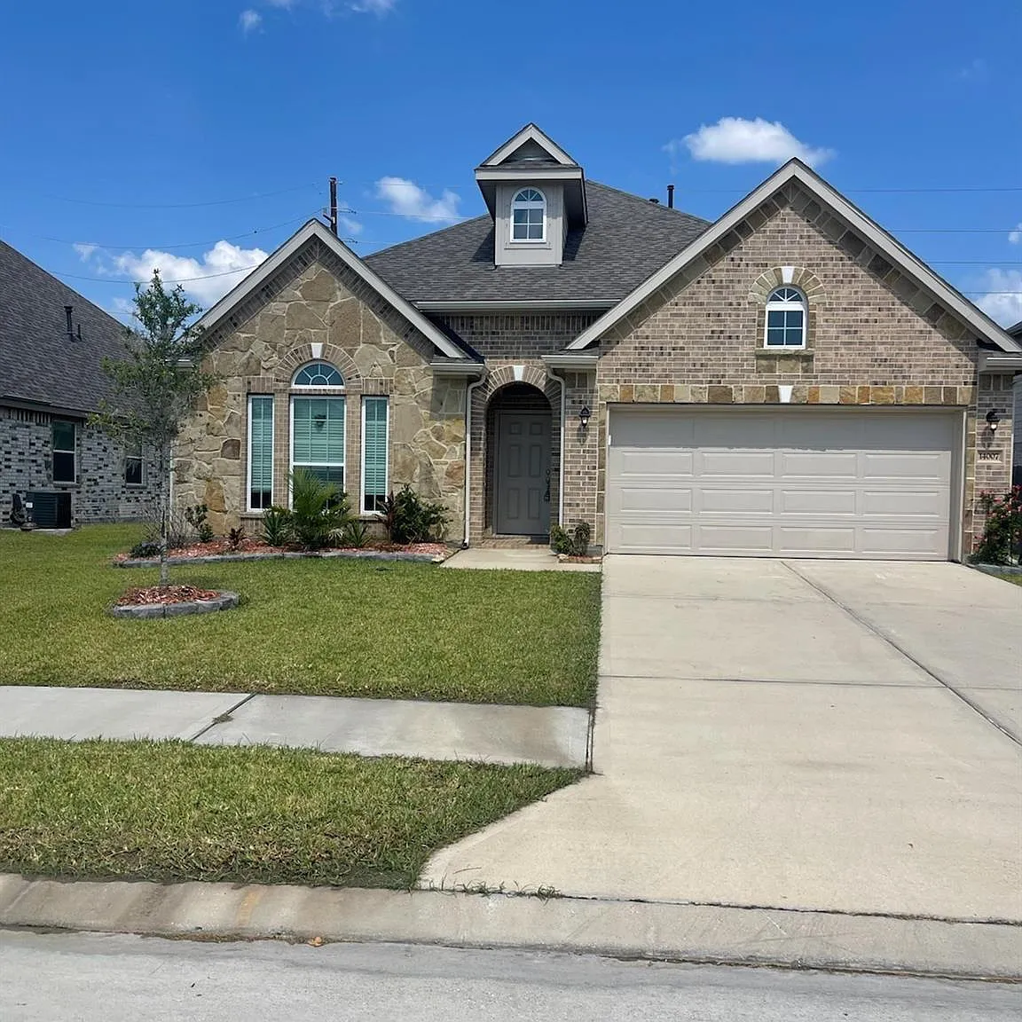 4 bed, 2.0 bath, 2044 sqft, $2,600 — Photo 2