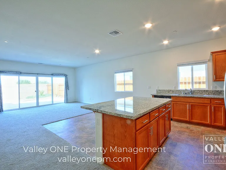 933 Tipton Ln — Photo 14