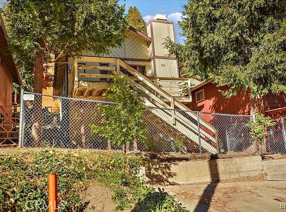 3rd image of 832 Community Dr