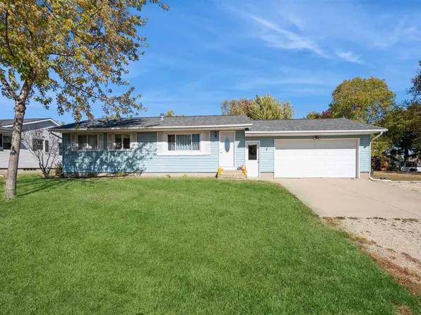 611 3rd Ave E, Coggon, IA 52218