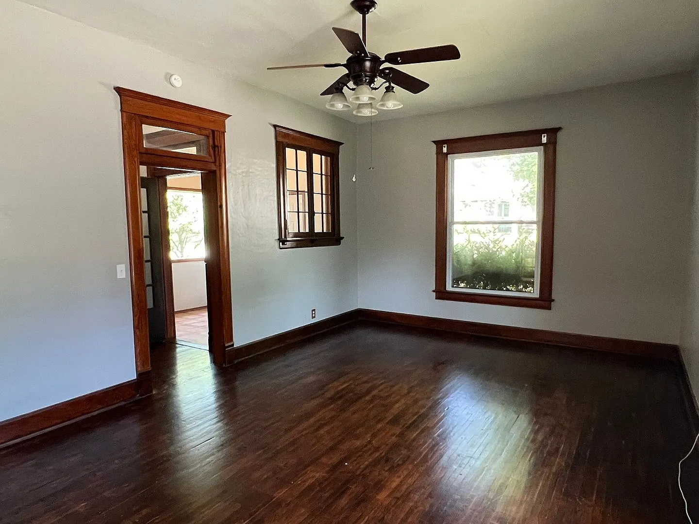 Adorable 3 Bedroom, 2 Bath on N Summit — Photo 3