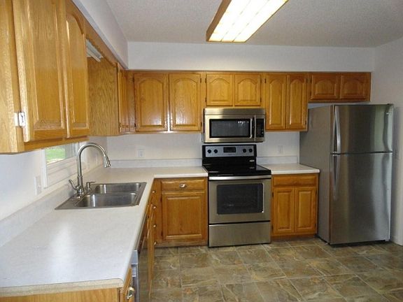 4th image of 3429 Street Dr