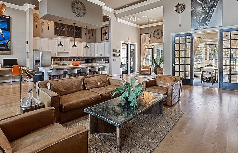 Parkway Grande Apartment Homes — Photo 4