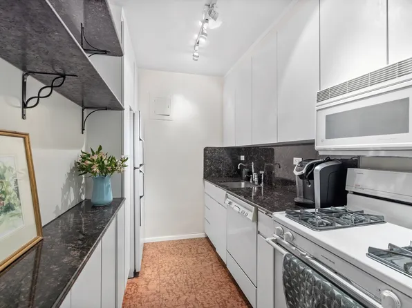165 West 66th Street 6G image 8 of 9